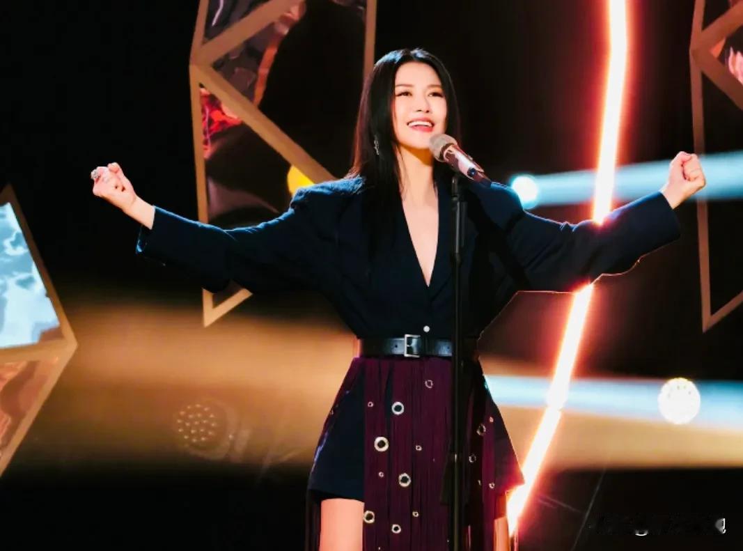 第一次在《歌手2024》亮相的谭维维，以一首摇滚式的陕北民歌《兰花花》拿下全场第