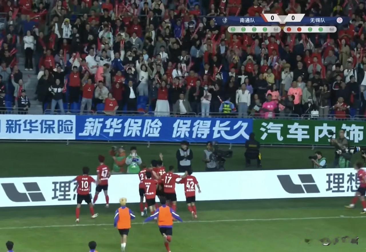 南通队门将神了！连续扑出无锡的两粒点球，最终南通4：2无锡获胜。这场比赛节奏之快
