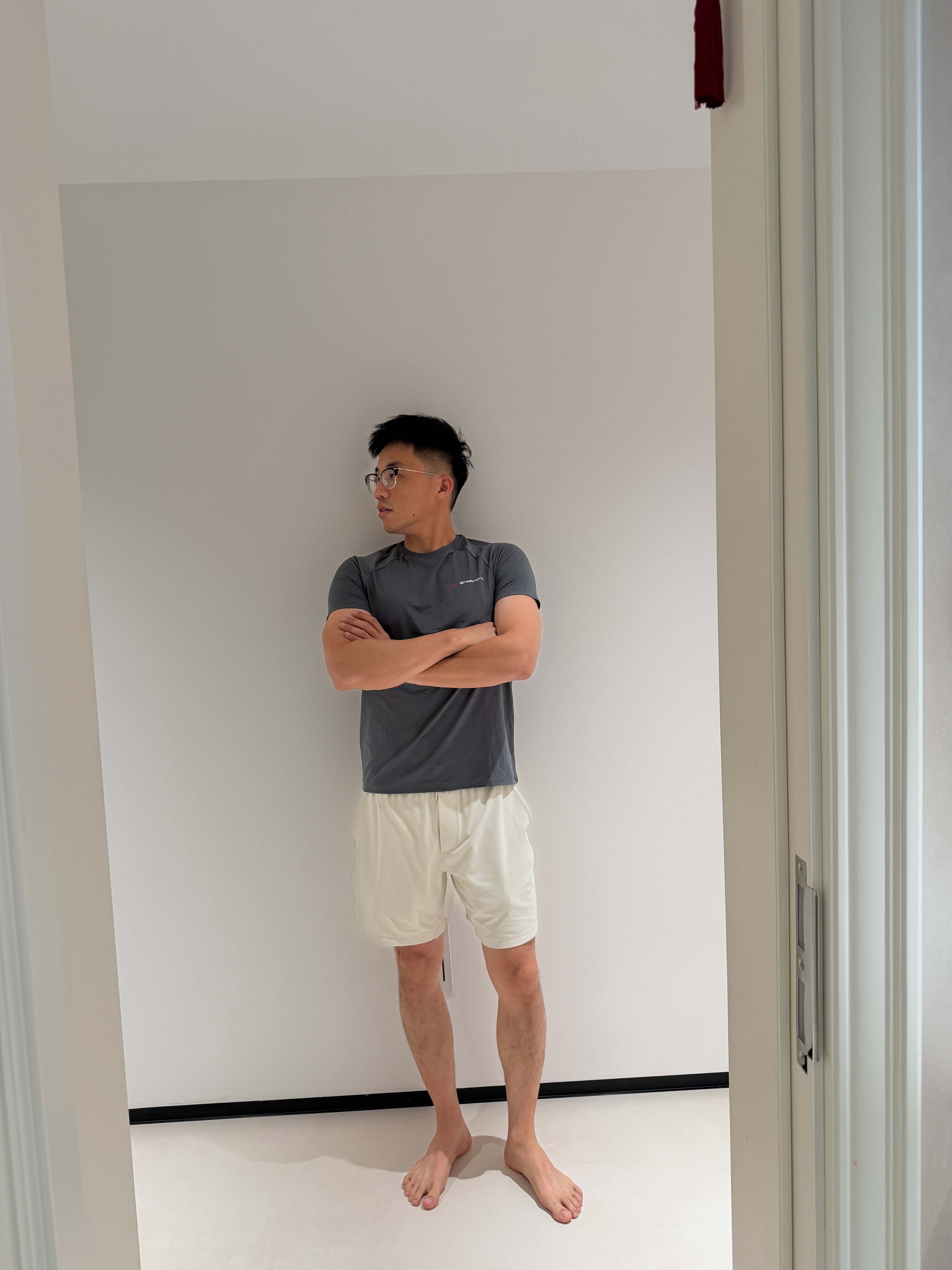 我打开厕所门，他是这样站着等着我夸他的肌肉。图四嫌弃我拍得太矮，我给他修图了。 