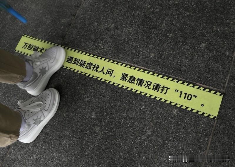 对方第一句话就问“您是XXX本人吗”，别急着回答，先反问一句：“你是谁？有什么事