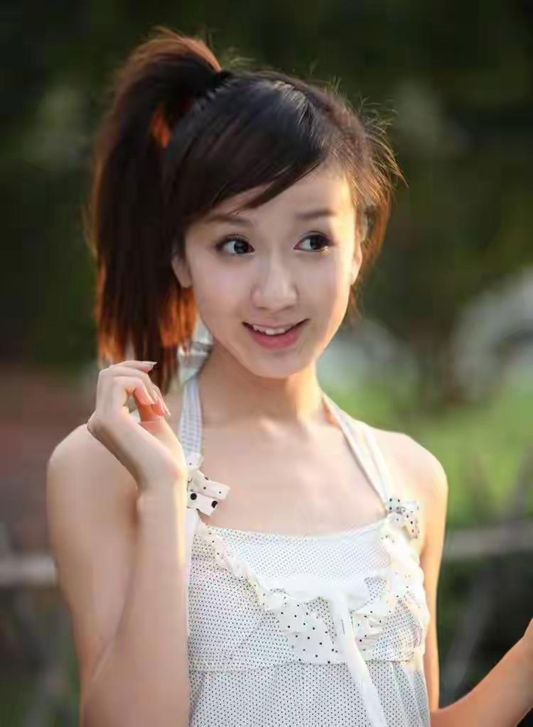 《爱情公寓》时期的娄艺潇与曾小贤的感情搭子实在是太养眼。众人记住了陈赫那经典台词