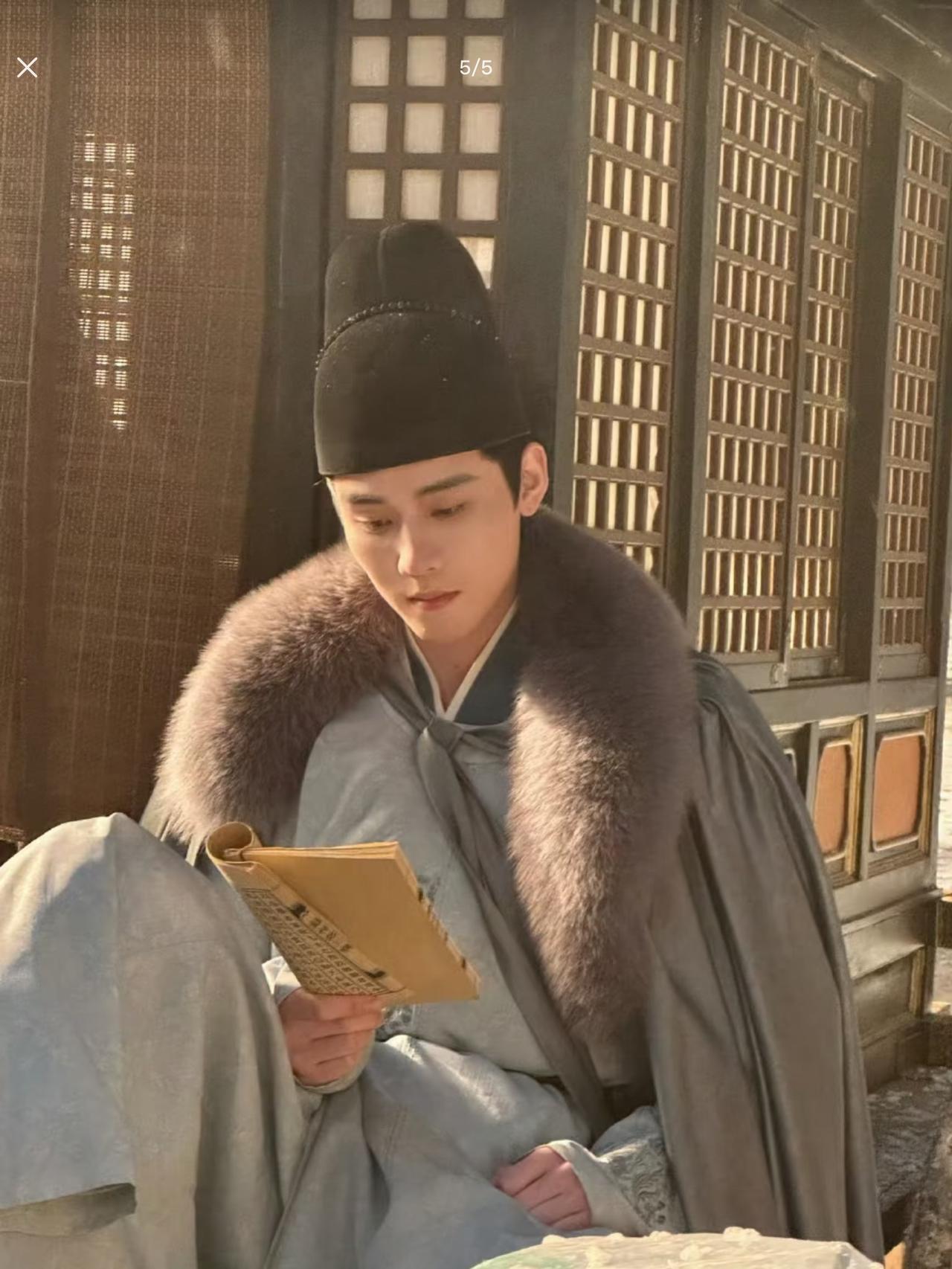 谢征特意跑到受伤的李怀安的马车里，除了嘲讽李怀安，还是为了看看李怀安的马车。
