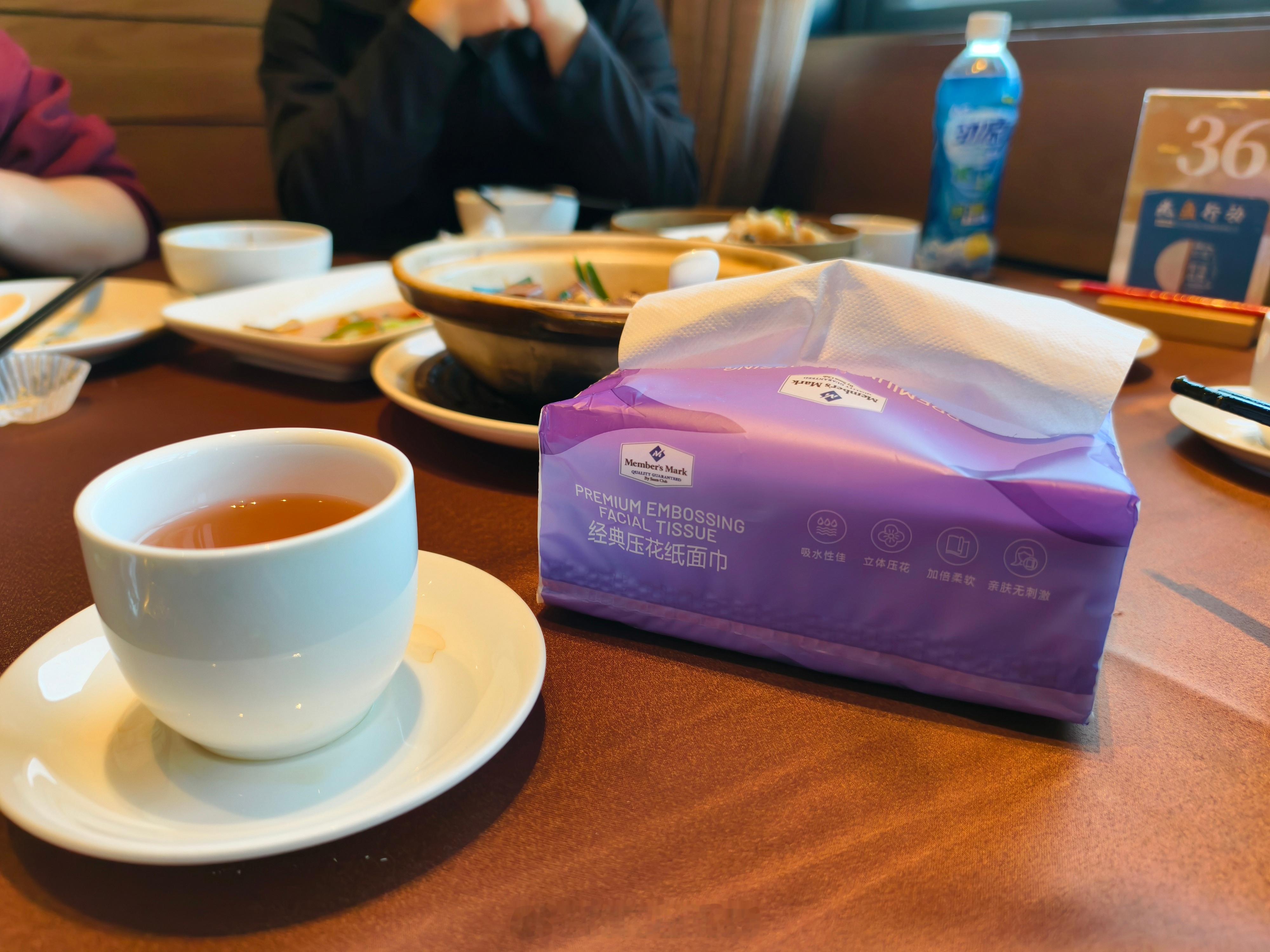 今天简单喝个早茶，朋友难得过来😏细节非常广东，500 的早茶可以吃，5 块的纸