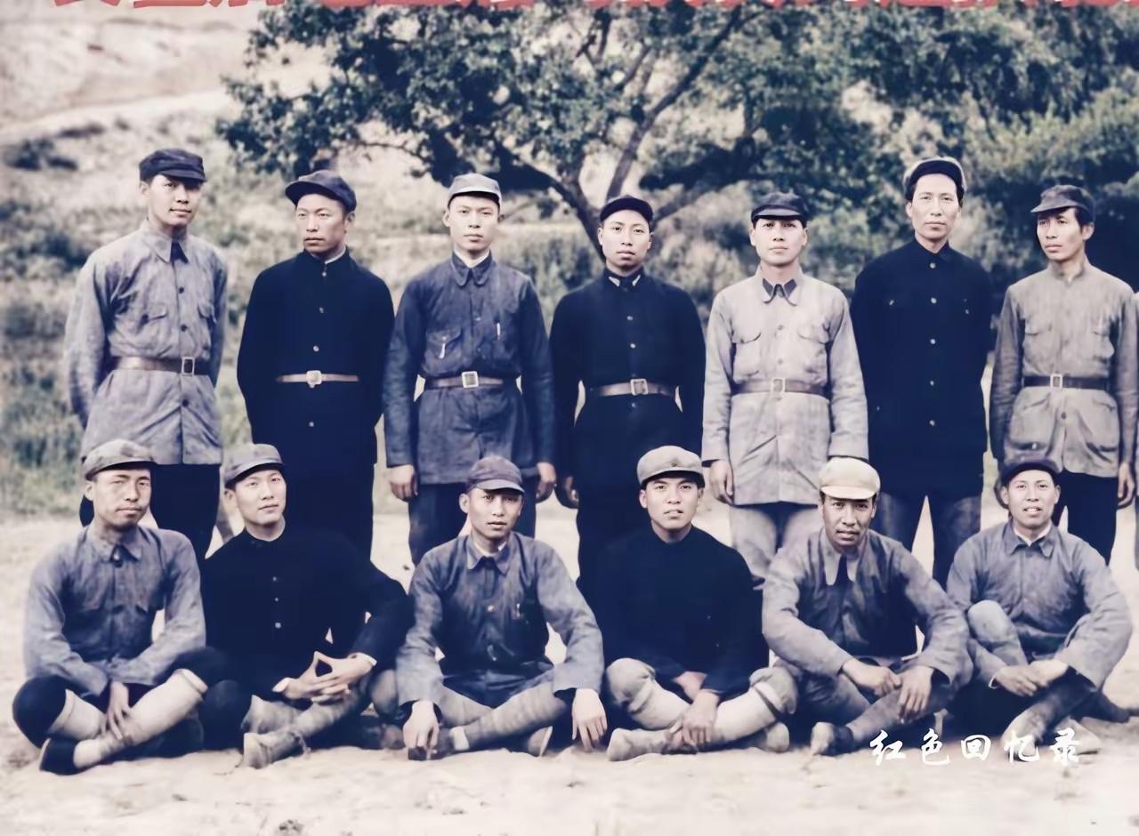 图中这几位，他们都是中国共产党和人民军队的元勋，我只认出了主席，如果你认得，其中