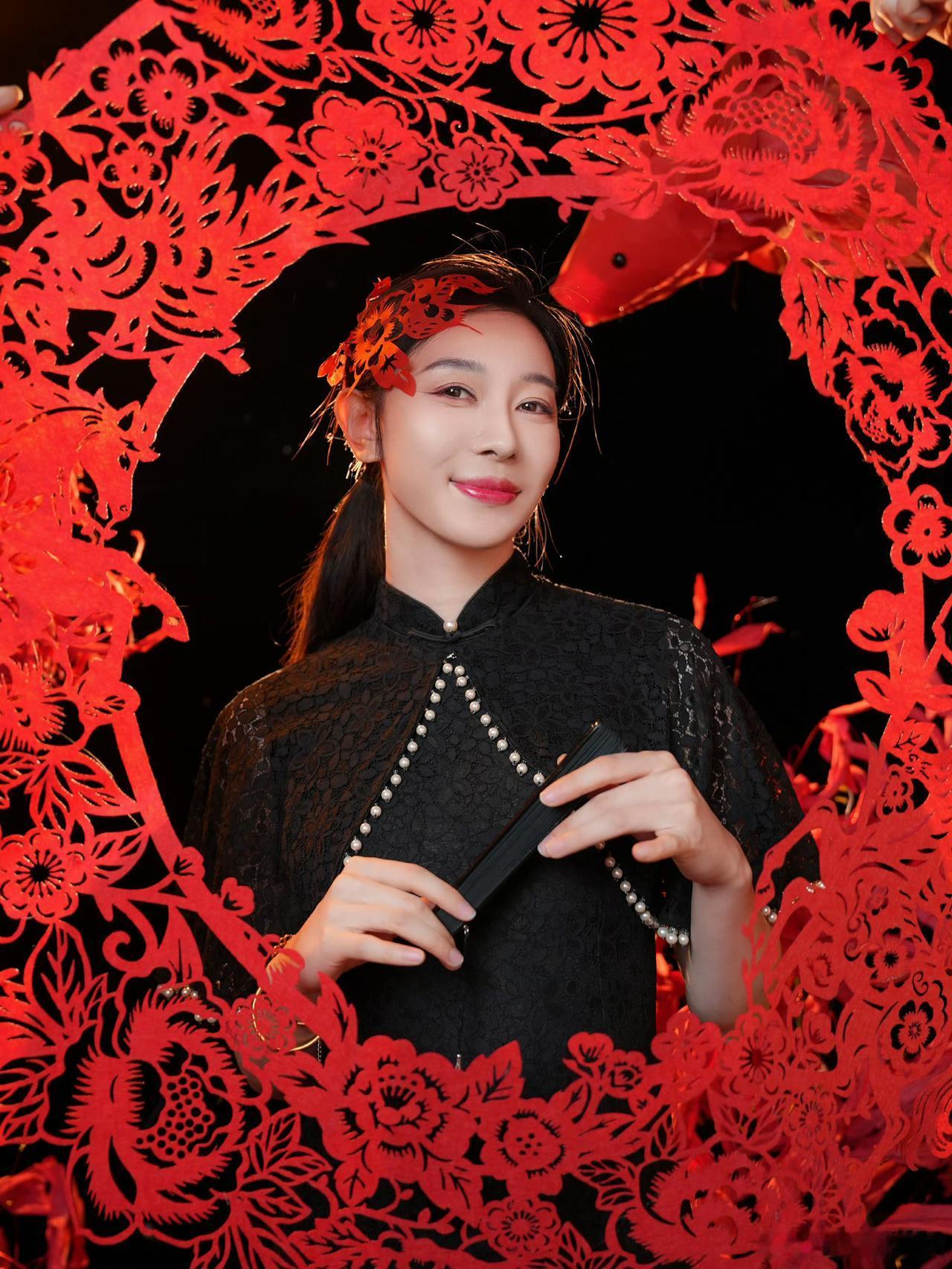 优雅与性感，你会怎么选美女穿搭写真