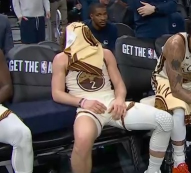 上半场和下半场判若两人的小波 上半场20分 投篮12中8 下半场打到现在 6中1