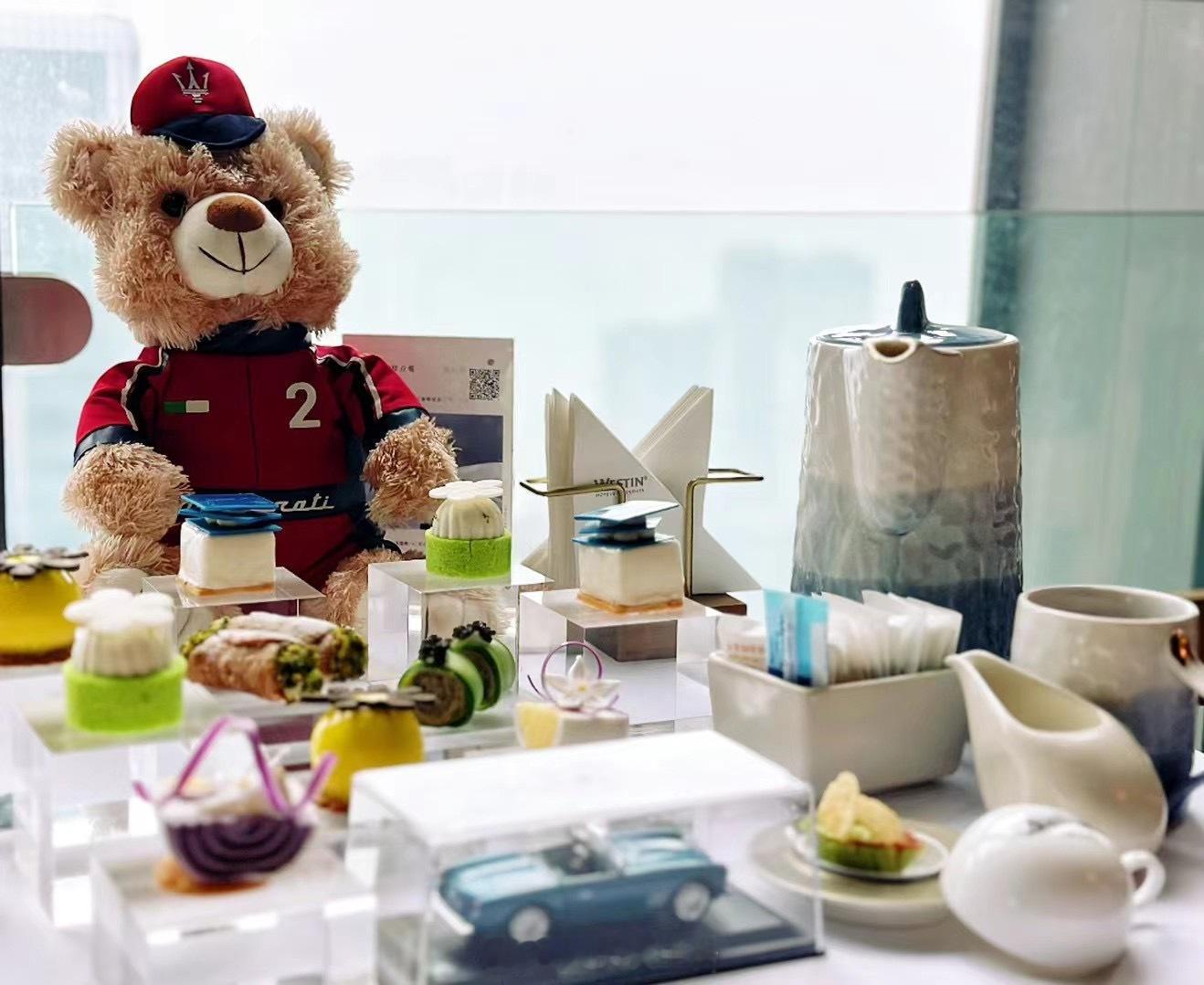 Westin&Maserati联名下午茶Chef以玛莎车标红白蓝配色为灵感，呈现