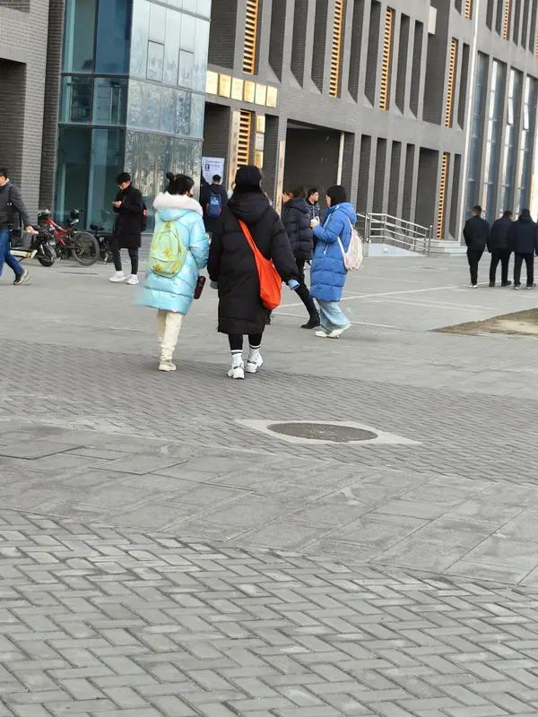 12月12日，“人大899元书记严选羽绒服卖断货”登上热搜，阅读量突破两千万，讨