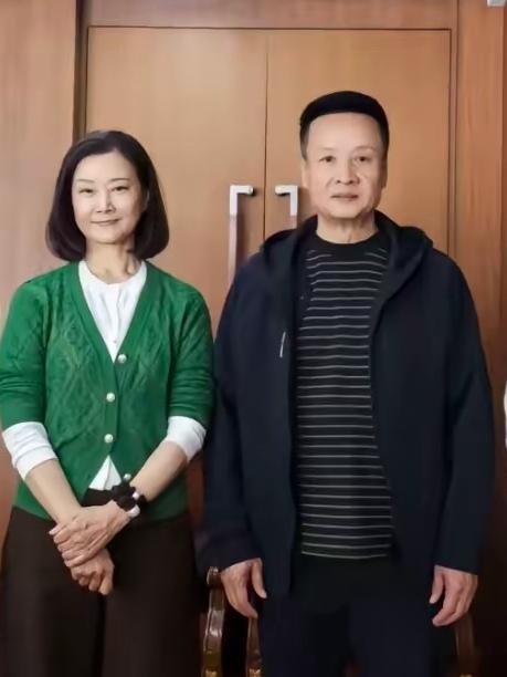 宋祖英、阎维文同框，真的感慨：岁月不饶人

印象中，两位都是春晚舞台的常客，民歌