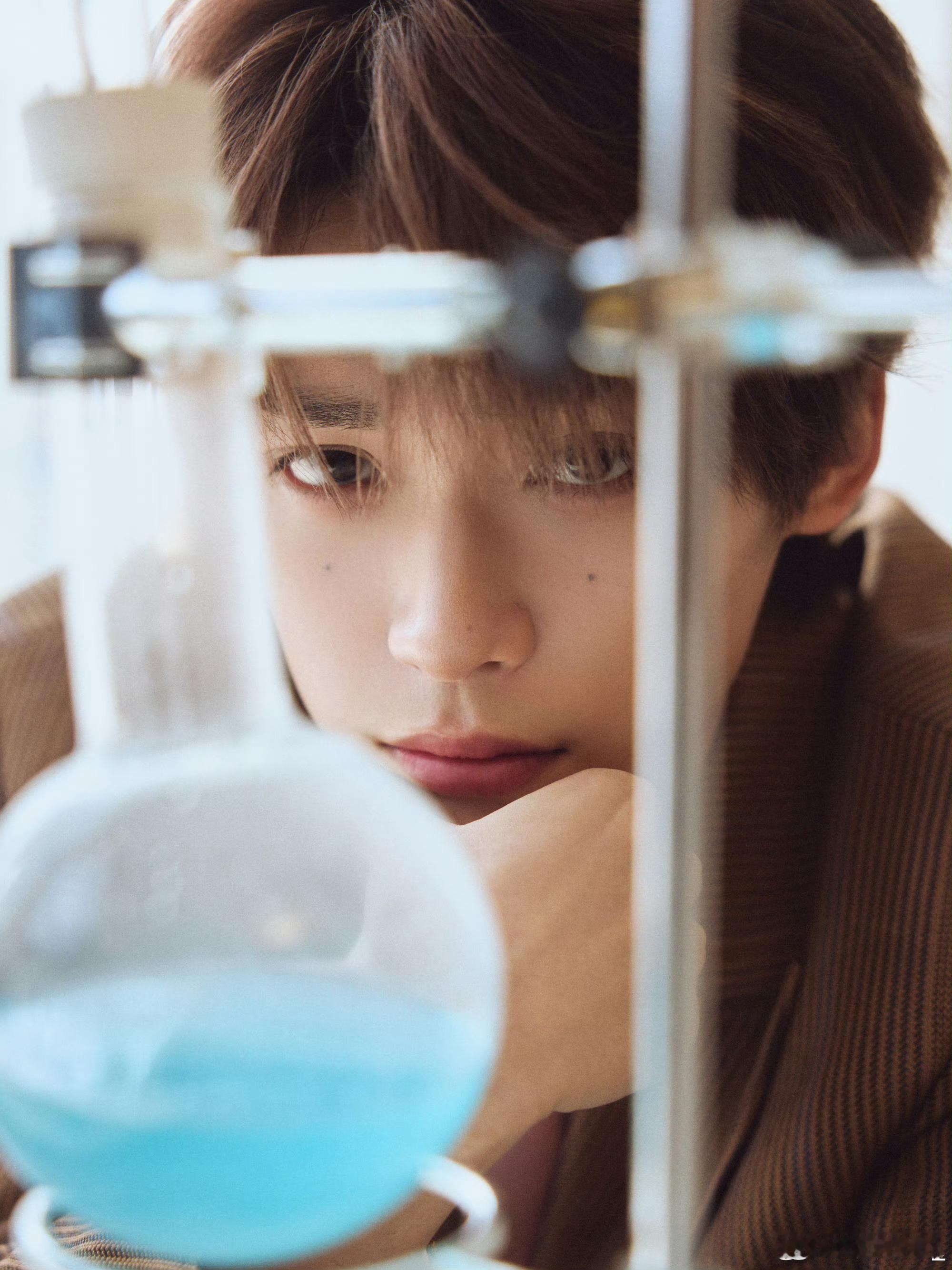 梓渝情人节写真 梓渝情人节写真释出，少年感满满，干净清爽的气质搭配温柔氛围，像冬