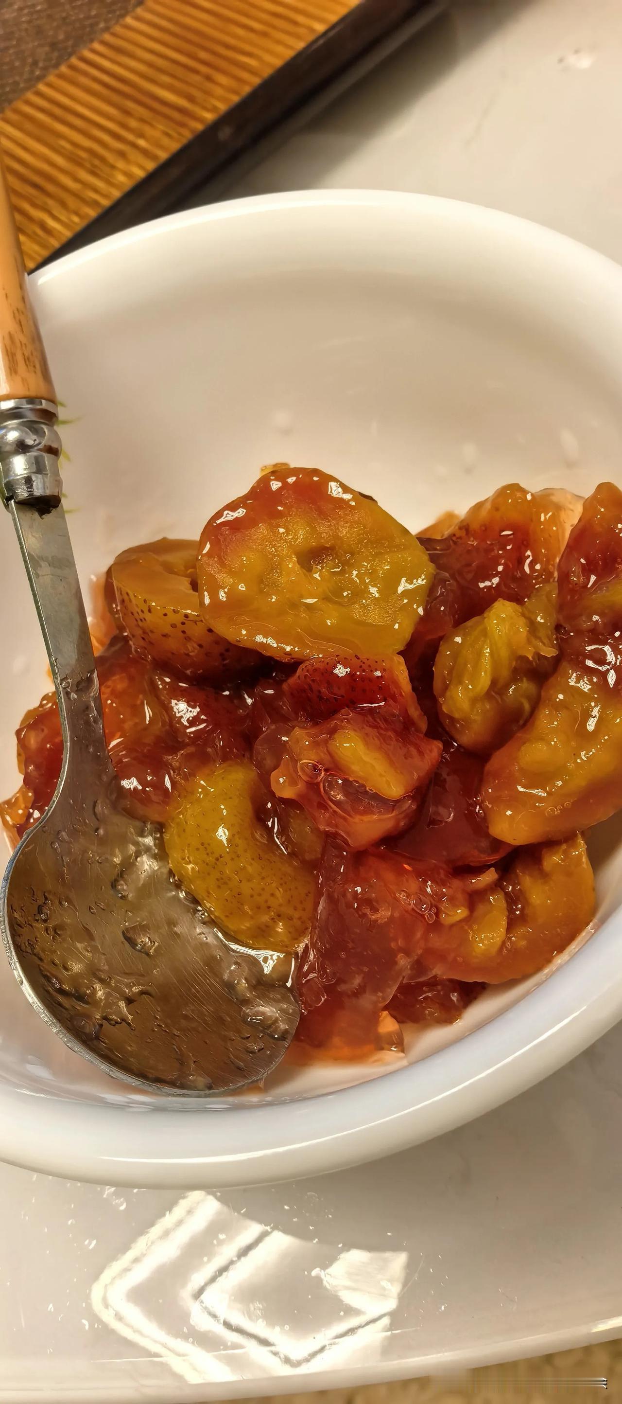 今天北京一直在下雨，不大，但是地面也都湿透了。

打电话问问爸妈早饭吃啥了。我妈