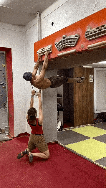 1 这波操作绝了！力量、耐力和技巧全在线。
2 这人的动态平衡能力是真不错。
3