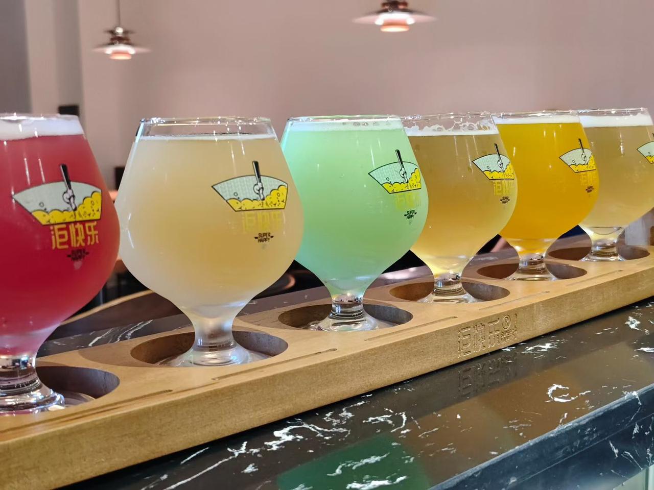 我不是在“怇快乐”精酿酒馆，就是在前往“怇快乐”精酿酒馆的途中。
       