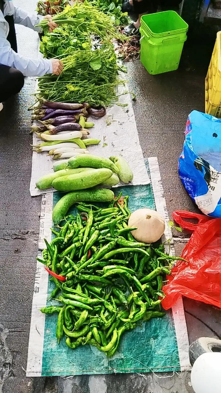 减脂第8天，降不下去了，加大运动量，买青菜，早餐包子，豆浆。