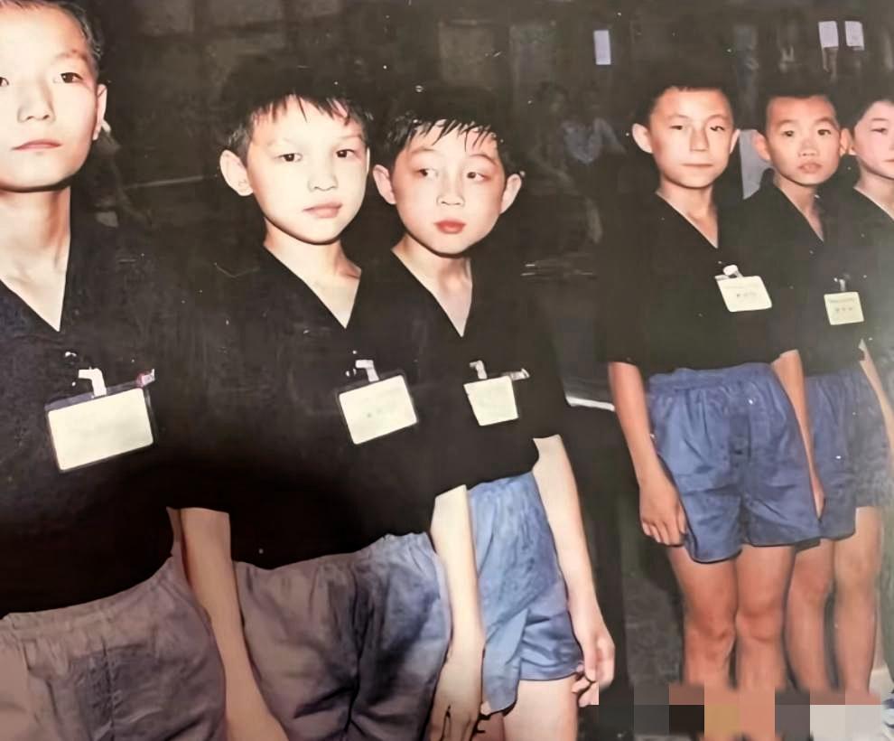 一张罕见的男乒幼时的合照：最好认的就是眉毛弯弯、嘴唇红红的许昕与左二肤白眉淡的张