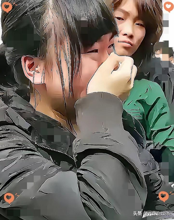 河南一所中学门口，发生了一幕让无数人破防的画面。十七岁的高二女生王恩慧，看到校门