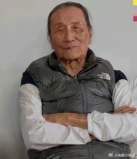 谢贤走了，刚去查了一下，网传这是谢贤生前最后的留影，第一眼真的很难联想到荧幕上意