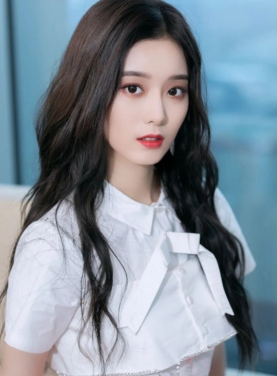 黄子韬徐艺洋挽手下飞机黄子韬和徐艺洋挽手下飞机的画面，满是自然又甜蜜的情侣氛围感