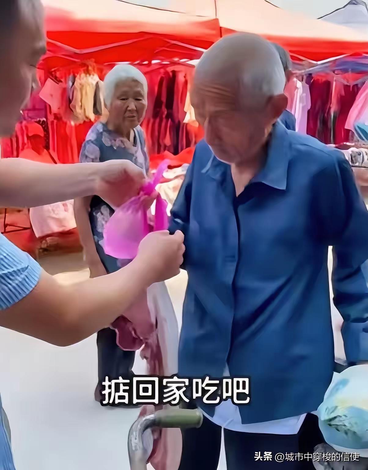 泪目！河南，一七旬孤寡老人想用5块钱买一件马甲，可老板非7块不卖，就在老人手足无