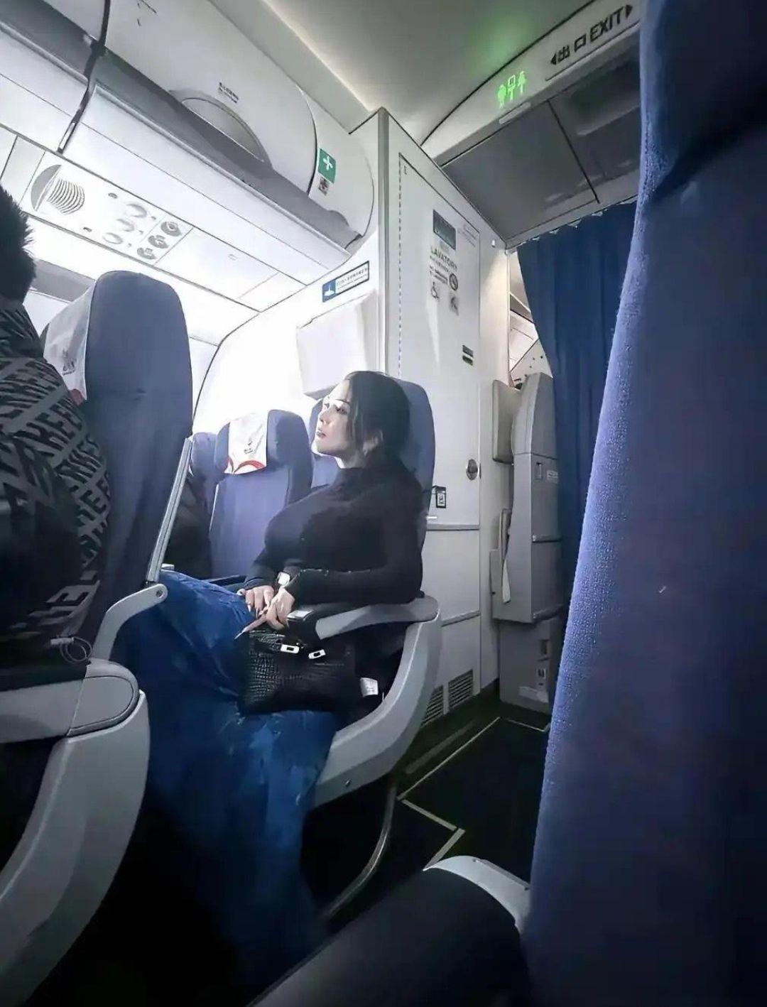 怎样才能认识她？一会儿飞机就落地了