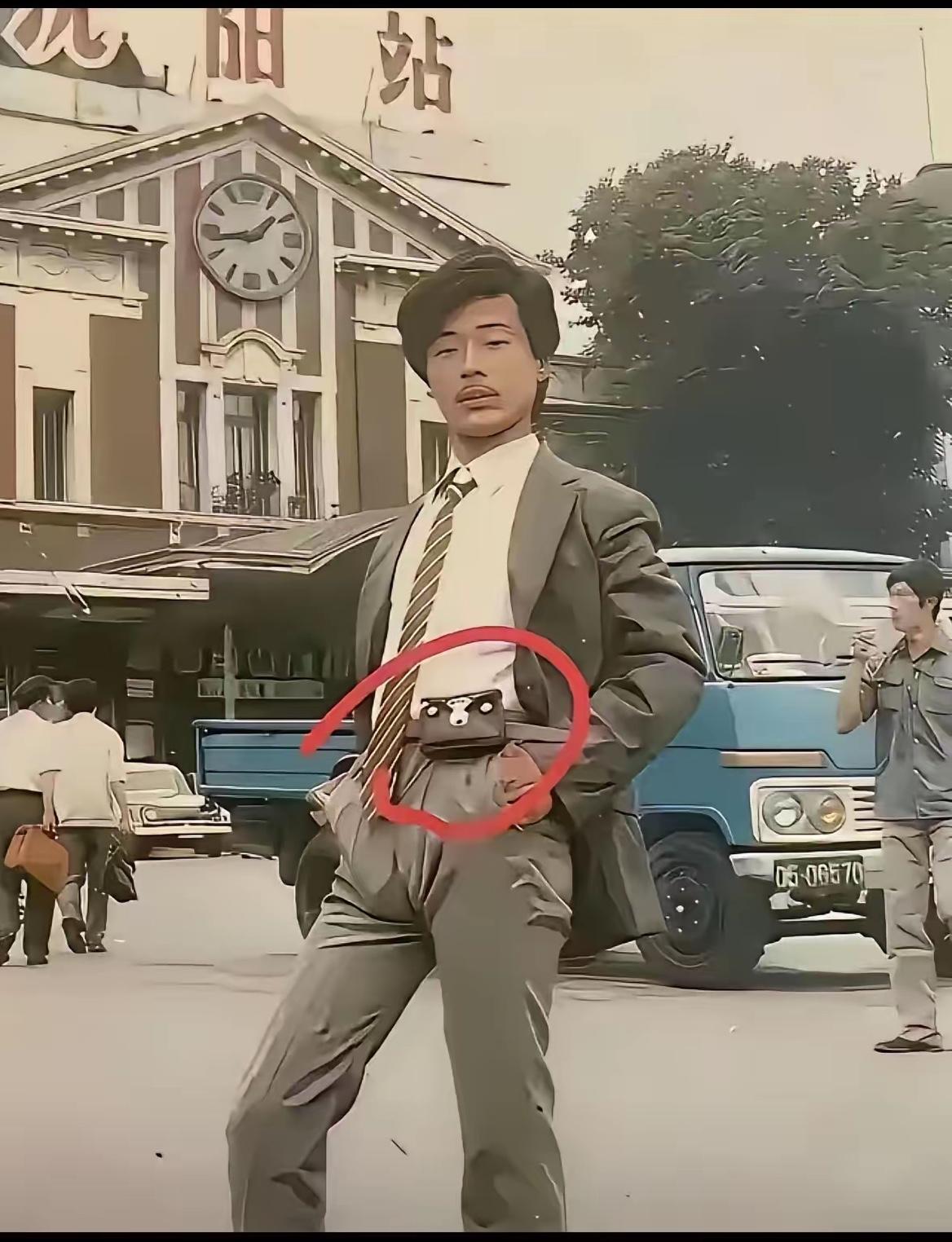 1989年，沈阳。火车站广场上的“万元户”。那桀骜不驯的小眼神。