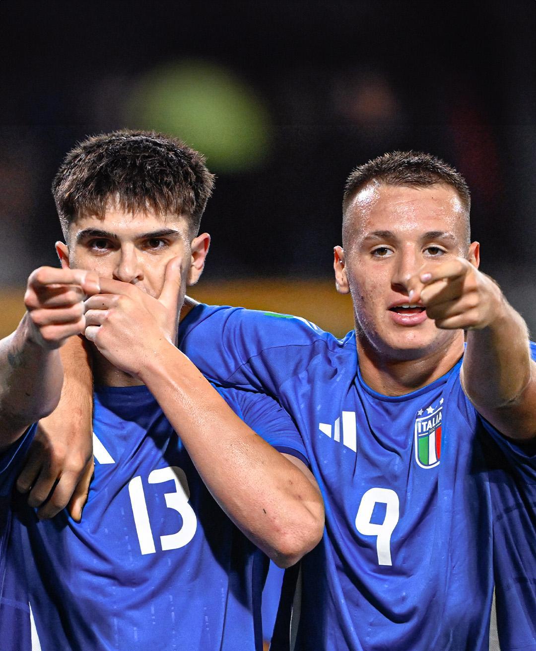 他蹲在工地墙角啃冷馒头，手机里弹出女儿发来的视频：幼儿园老师夸她画了幅“爸爸的背