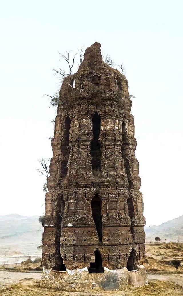 1924年，雷峰塔突然倒塌，人们害怕白蛇出塔，纷纷呼喊：“快跑啊，雷峰塔倒了，白