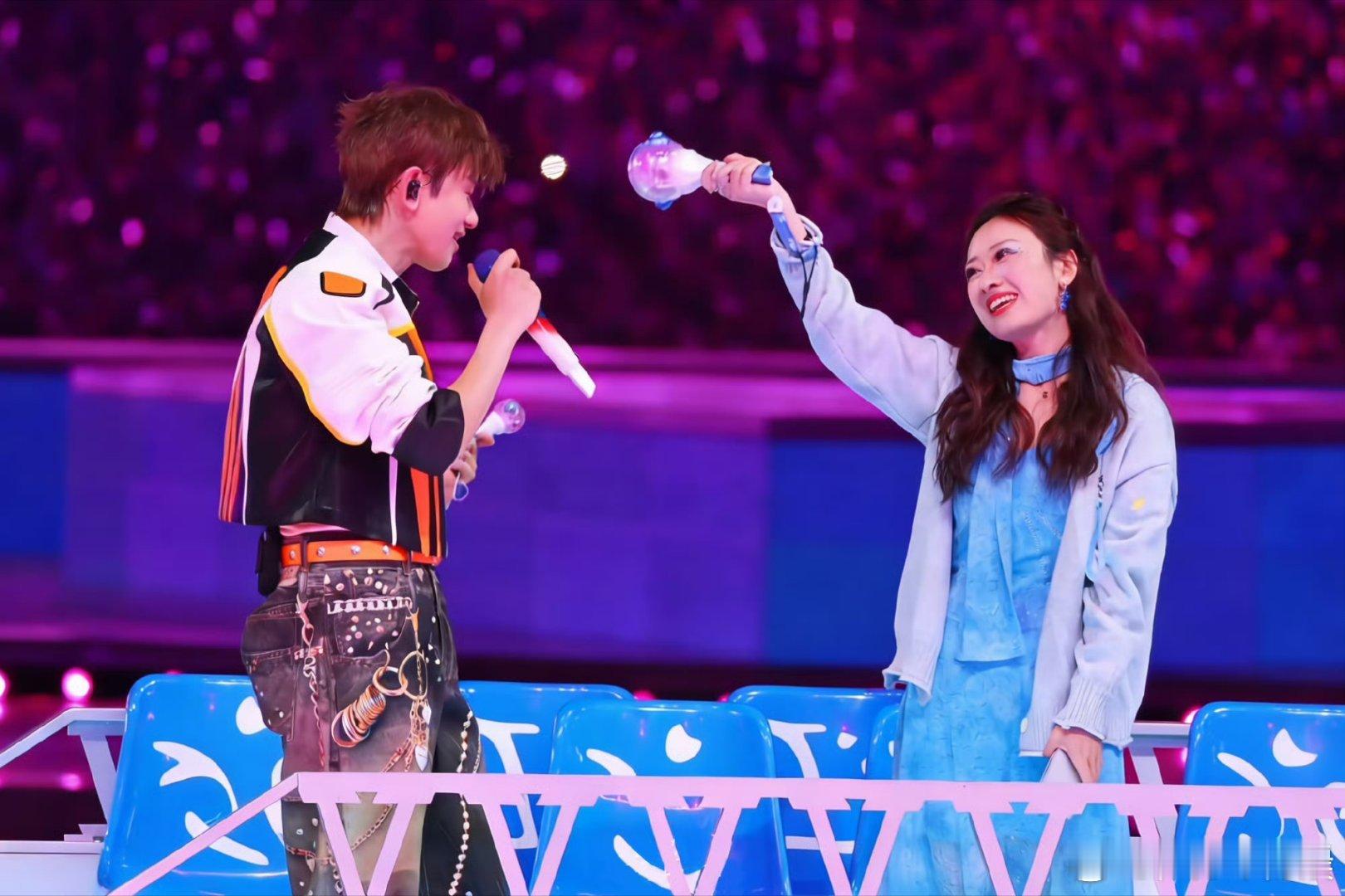 没点正气都来不了张杰演唱会听过无数演唱会，唯有张杰现场满是正能量洗礼。不搞噱头只