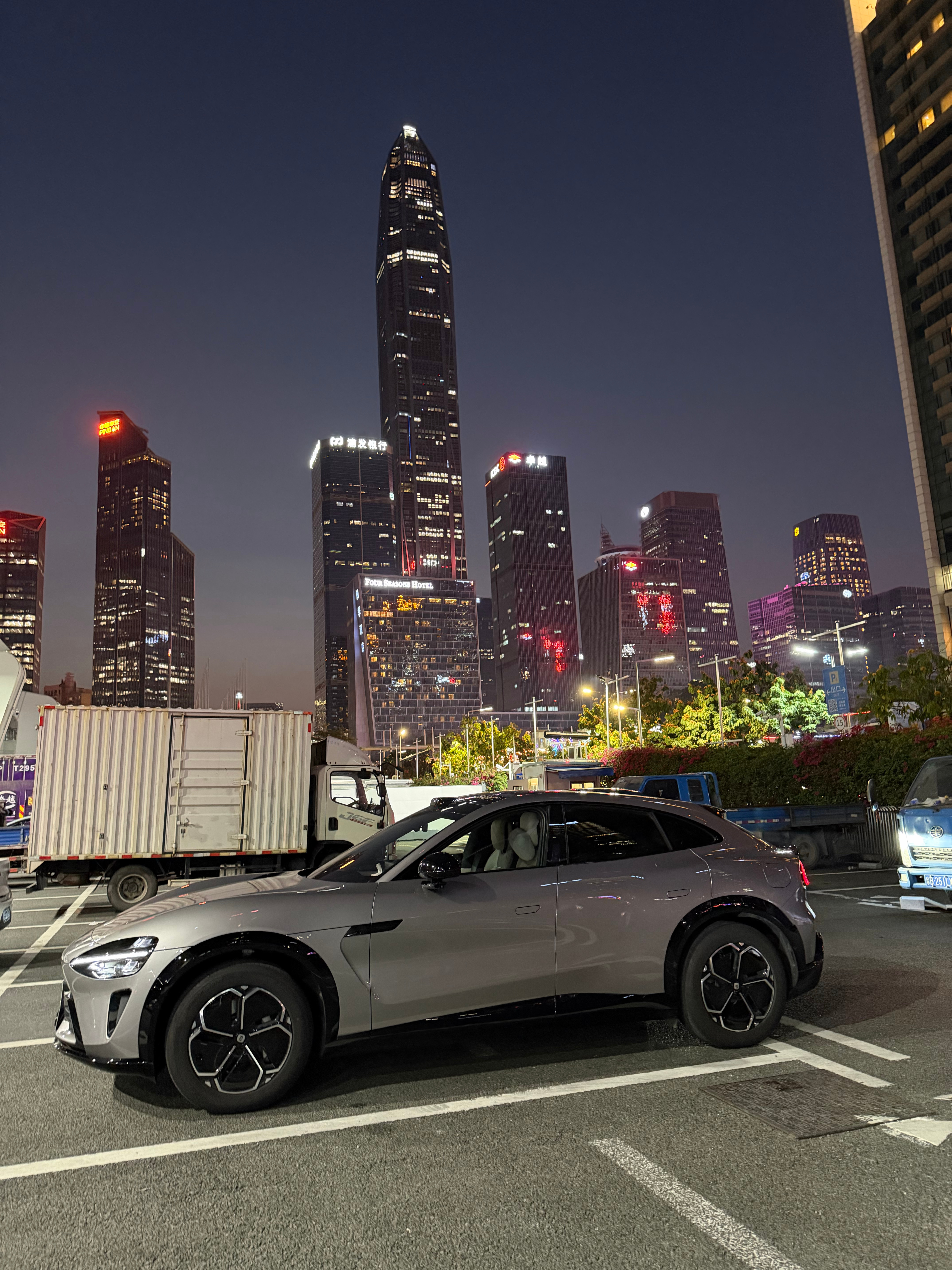 深圳网红拍车点，确实有点东西很多人都来拍车 深圳·深圳会展中心