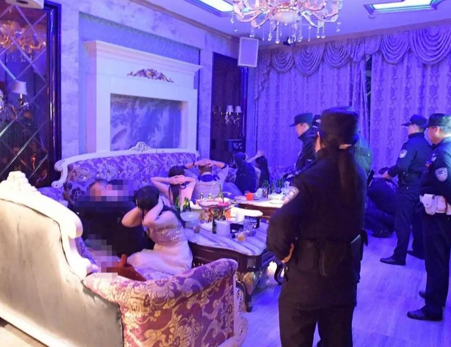 太解气了！黑龙江齐齐哈尔一个恶势力团伙，专坑未成年学生，44个孩子被拉去KTV有