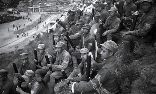 1945年，八路军在公路上打日军埋伏，排长看鬼子人马太多，就命令撤走，没想到有个