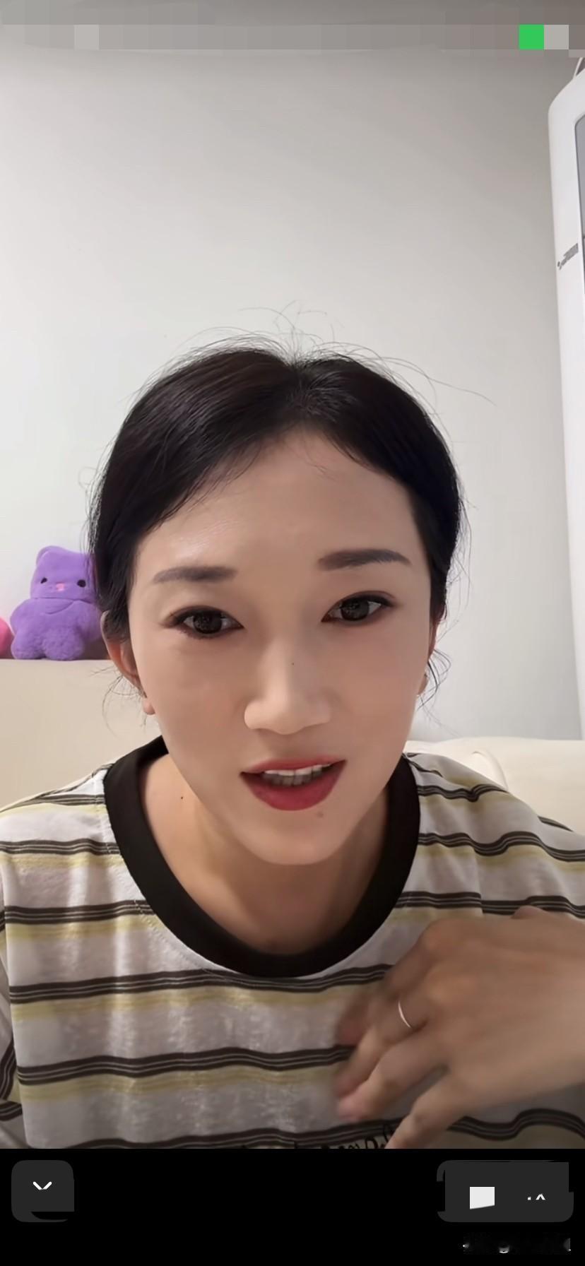 林丽不知道为啥，直播时，突然有些生气了，面对黑粉的恶意说她，她这回不再微笑了，眼