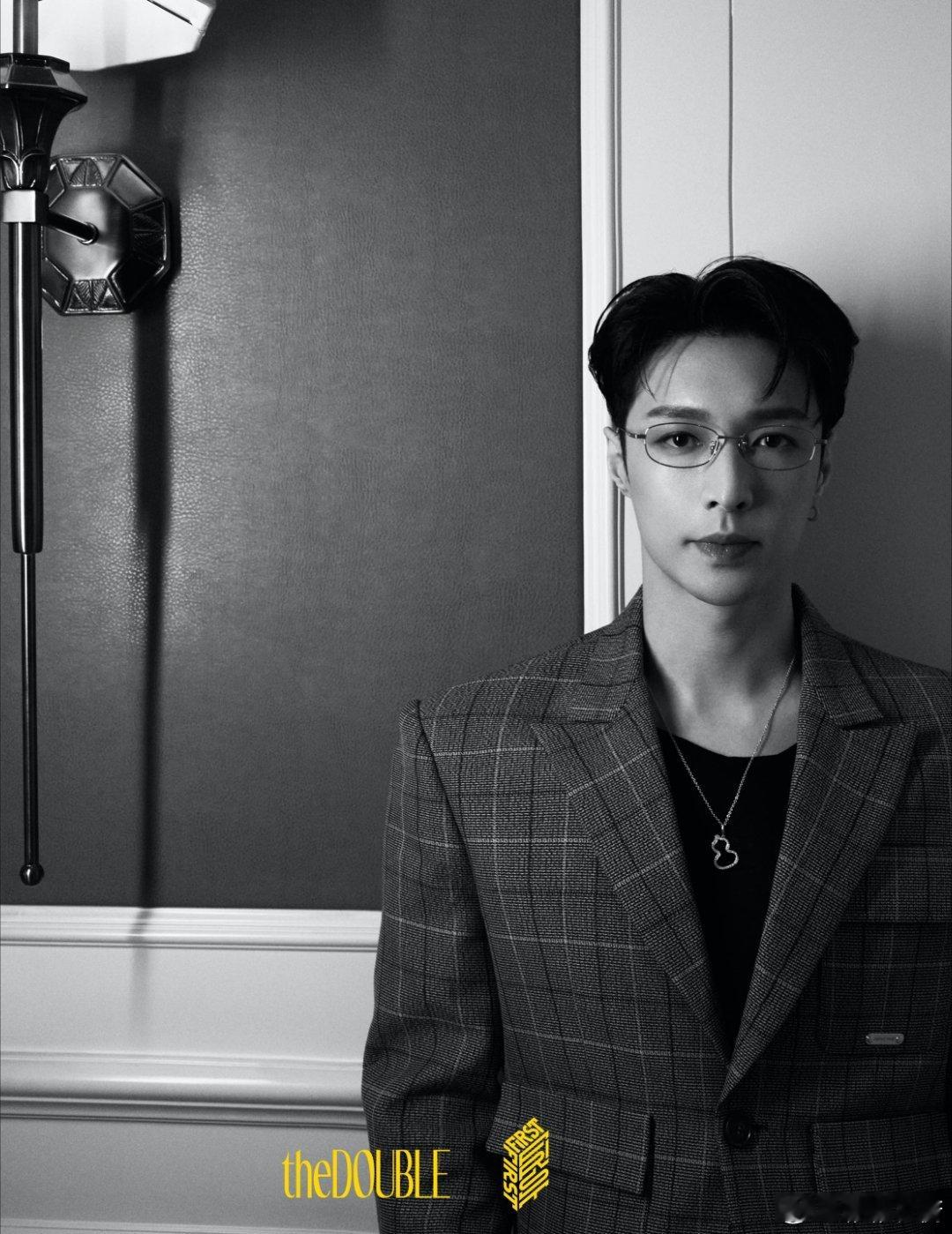 光影切割着格纹西装，眼镜片后藏着默片时代的叙事感。每个定格都是未完待续的长镜头 