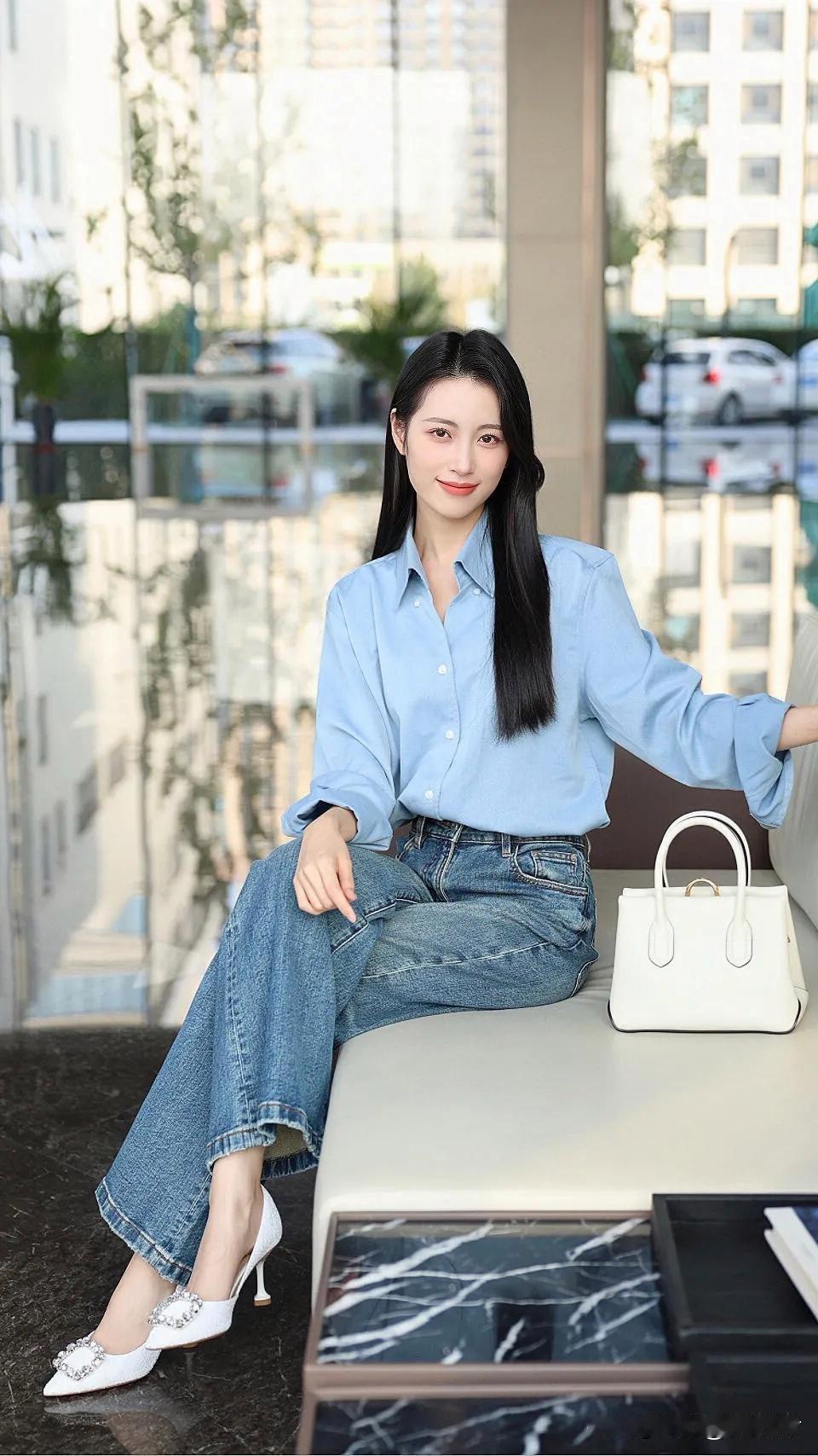 都市时尚少女的穿搭，讲究轻松优雅。就像何雨宸的轻运动时尚范本，以“松弛感”为基调