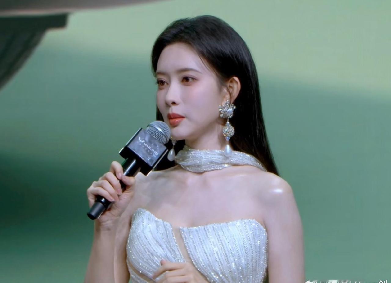 孟子义审美真的很在线，自带的时尚感与精致感完美融入，温柔又大气，一眼就戳中女生喜