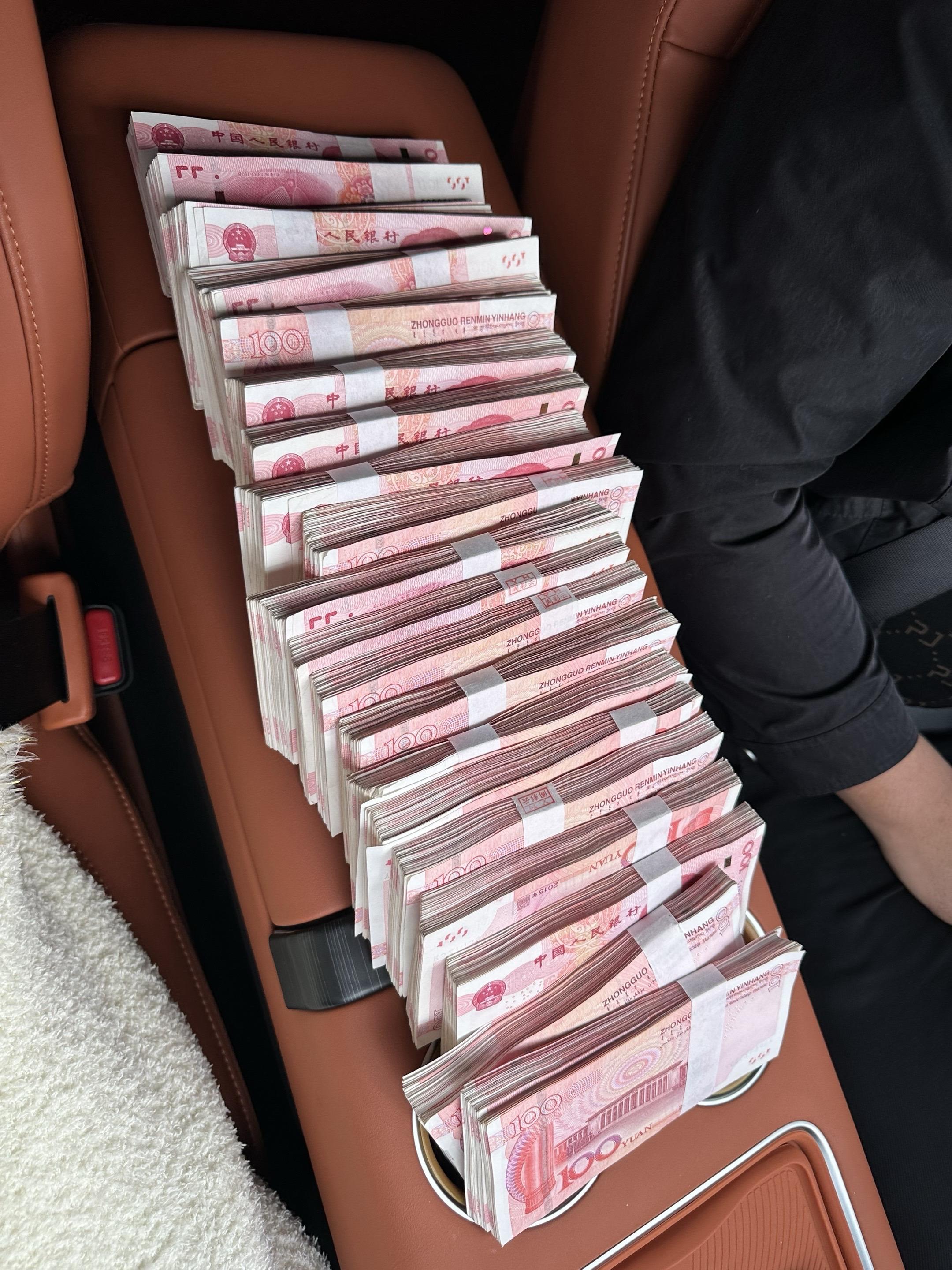 爱你的人用钱砸 生怕你跑了 不爱你的人 拿饼哄你 生怕花到你身上的钱打...