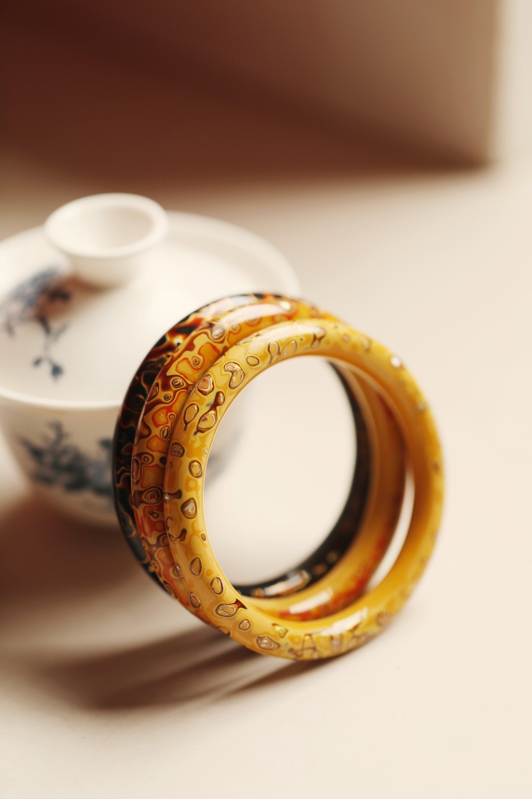 大漆 | 手镯紫光檀底胎，非遗大漆工艺，腕上风景，看上去华贵，戴起来轻松，可正式