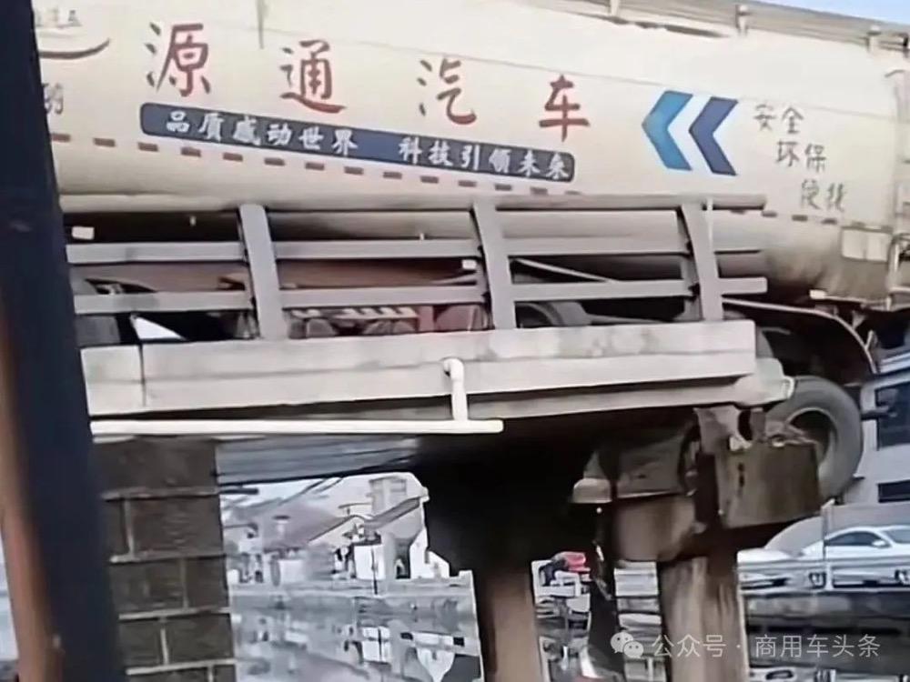 浙江余姚大货车过桥时桥面垮塌 车尾悬在空中！

5月22日凌晨两三点，浙江余姚阳