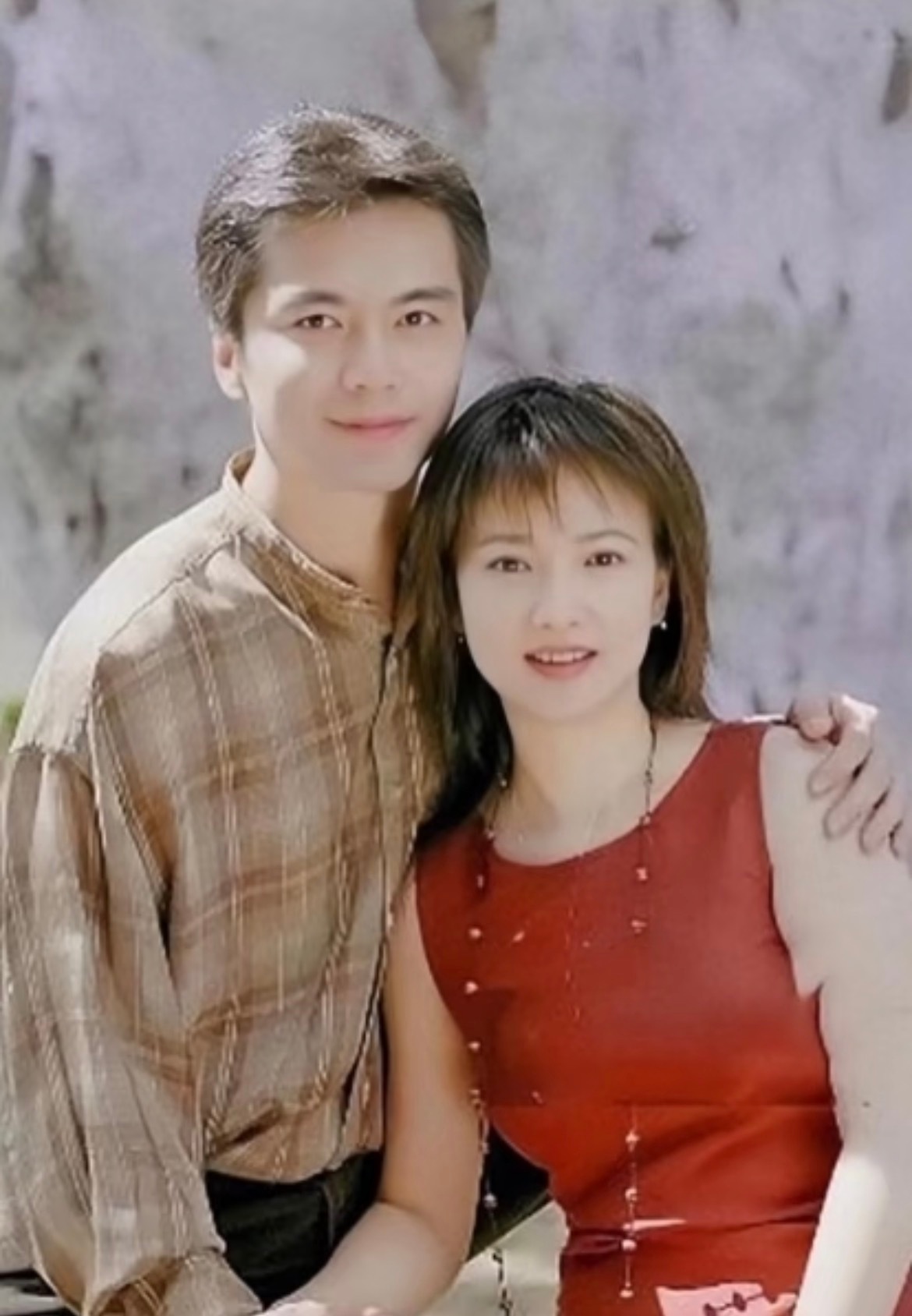 何晴 许亚军何晴与许亚军曾是演艺圈的一对知名夫妻，两人育有一子，这段婚姻虽曾被看