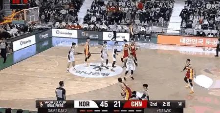 烂透了！中国男篮直到第二节2分14秒才由程帅澎命中球队本场比赛的第一记三分球，合
