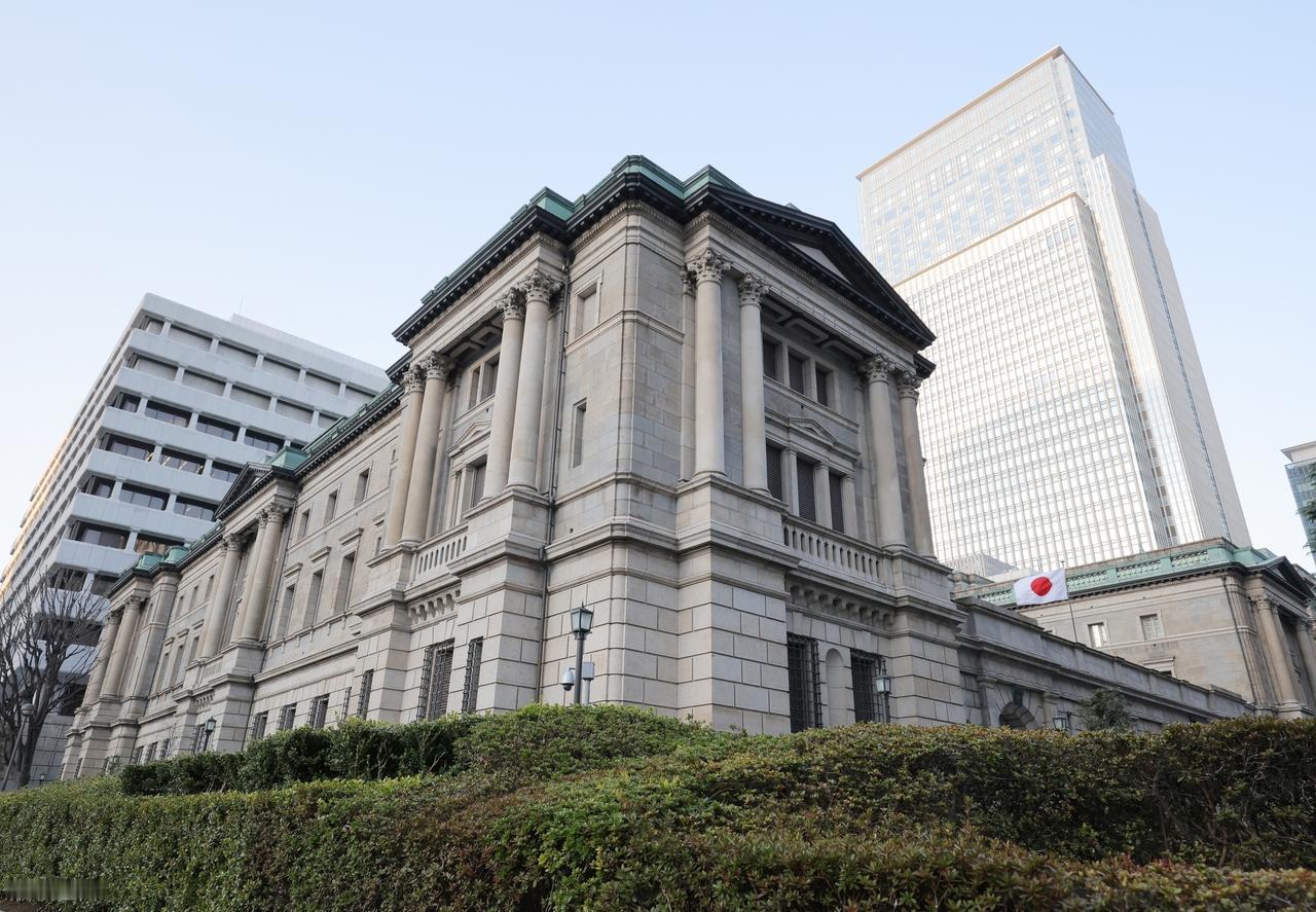 日本国债这事儿，表面上是数字在跳，背后其实是几十年的旧账在催收。

2.8%。