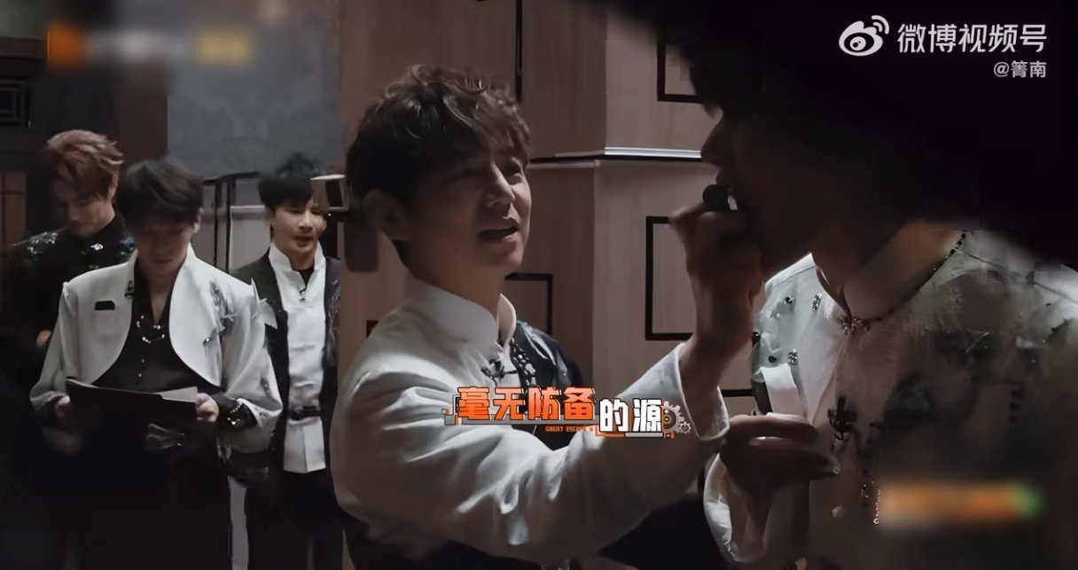 张真源此时的沉默震耳欲聋密室大逃脱 密室趣味名场面上线，张真源认真破解密码试图避