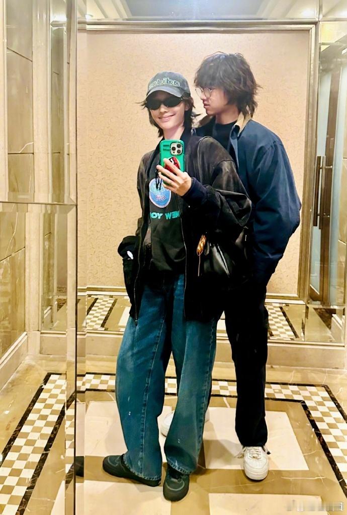 #白百何与儿子合照##白百何晒与儿子对镜自拍#看到白百何与儿子的合照，心中涌起一