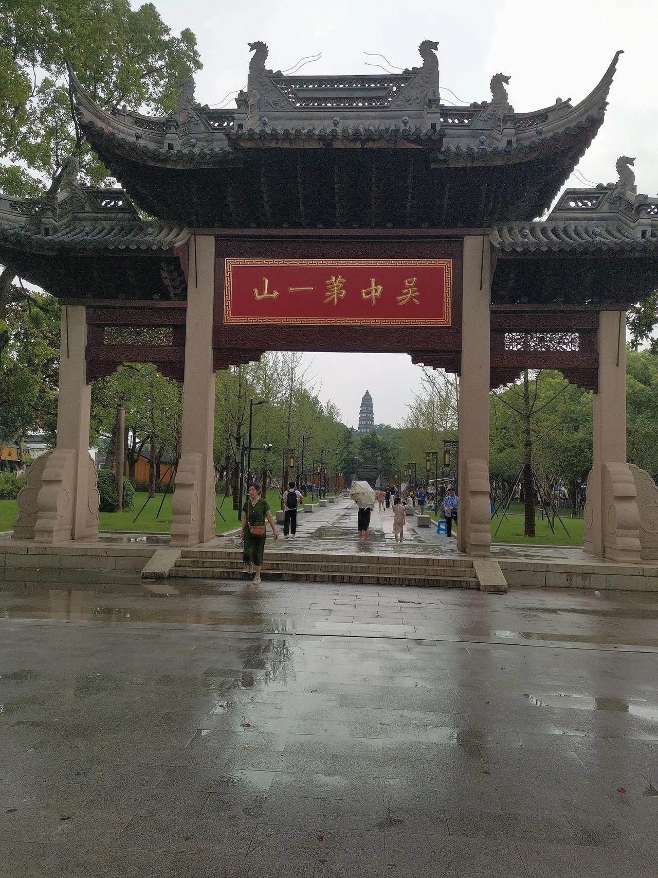 上联：远看青山绿水，下联如何对近听奇闻异趣。拓宽视野胸襟，游目骋怀寰宇！