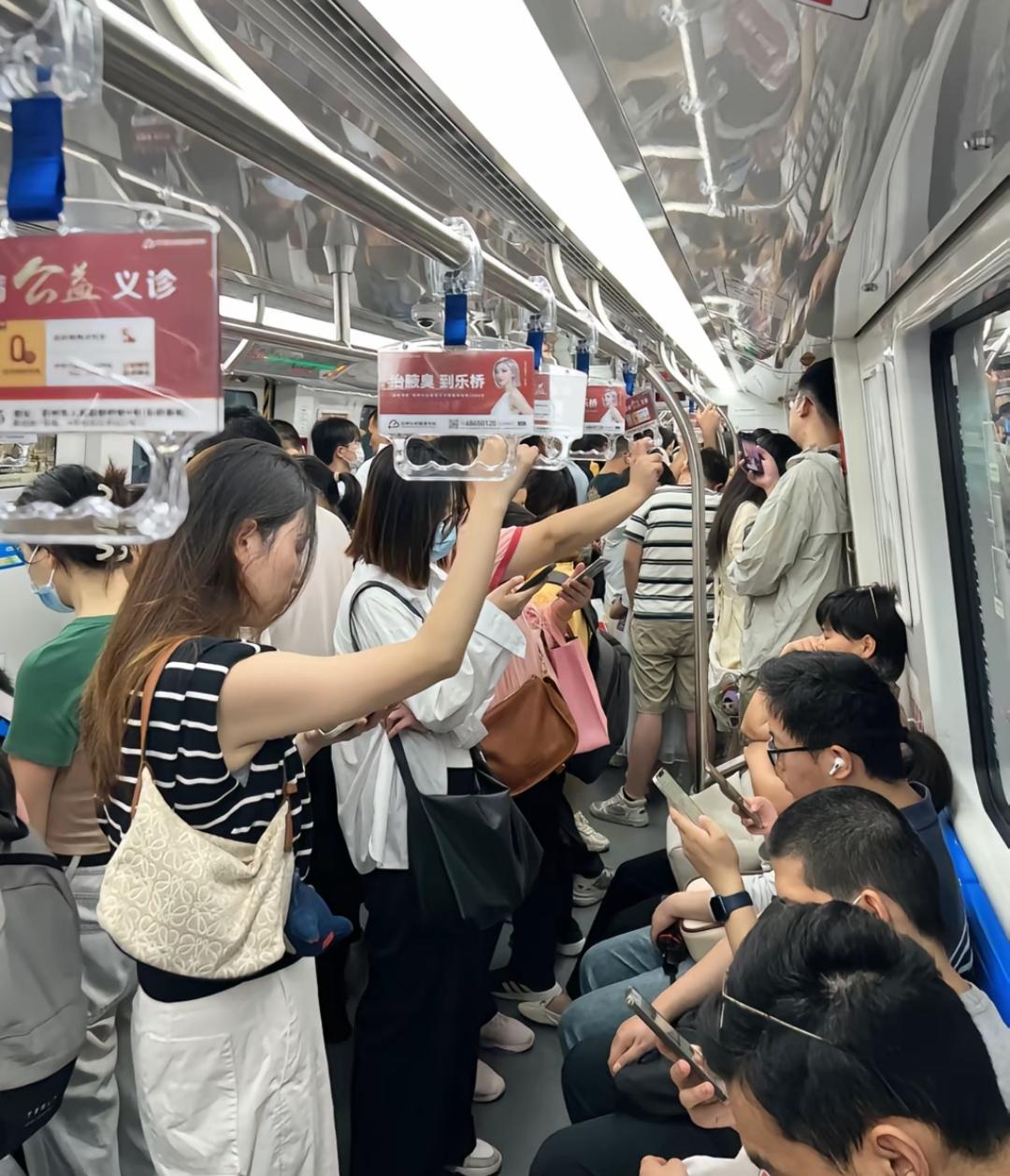 虽然杭州夏天太热，但是论发展活力确实比沈阳、大连强一些。记得9月份到杭州旅游我坐