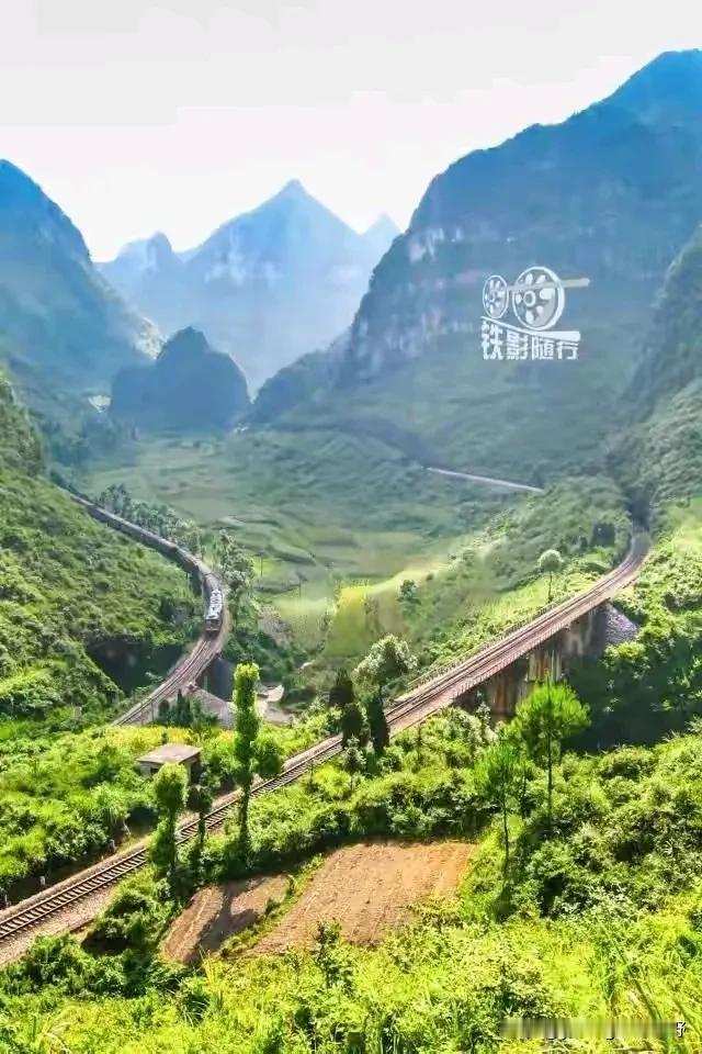 很难得再次刷到了老黔桂铁路的照片。黔桂铁路，一条连接广西与贵州的重要铁路干线，却