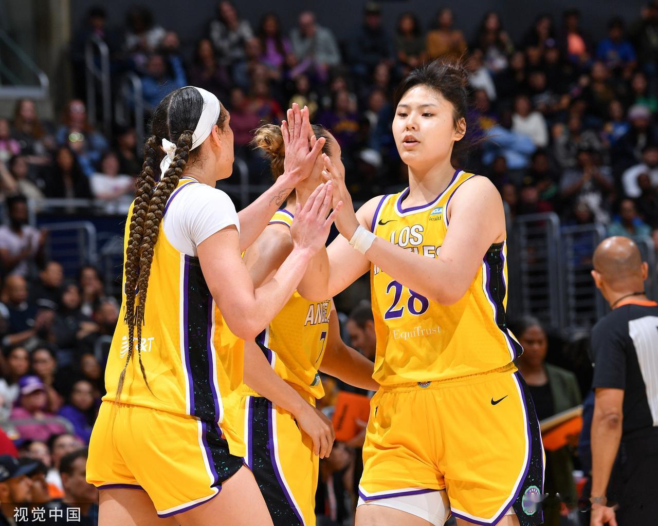 李月汝2分6篮板状元克拉克30分 火花客场复仇狂热
北京时间5月29日，WNBA
