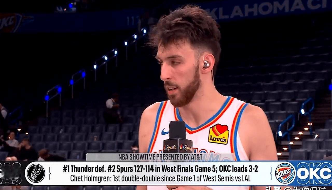 终场哨刚落，关于吹罚的争论又起浪，在NBA赛场从来不稀奇。
切特·霍姆格伦的态度