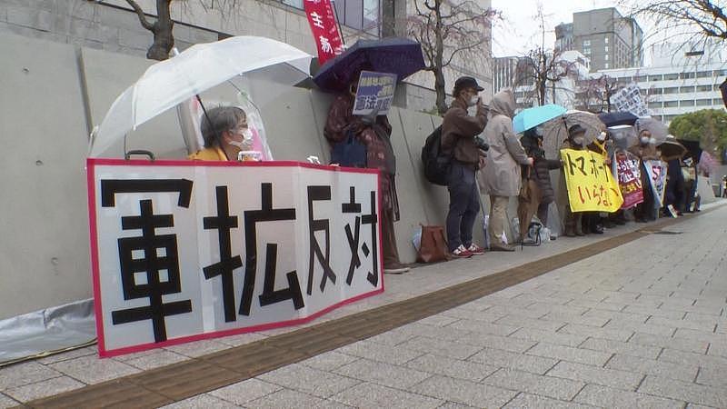 日本在军事上对抗中国，有其自身的险恶用心。日本当局捏造“中国威胁”论，营造中国威