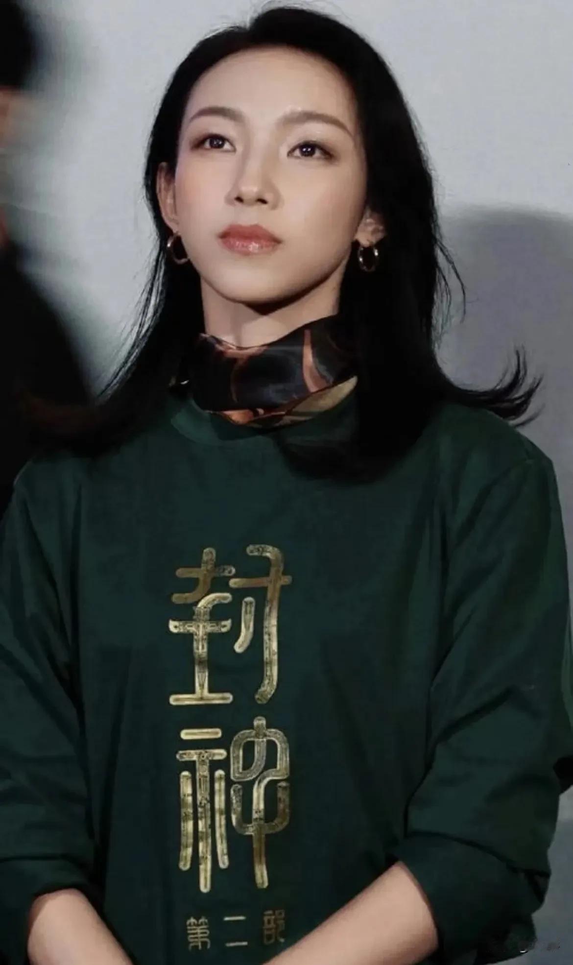 那尔那茜的父亲是塞纳
据公开资料显示，塞纳是央视资深工作人员，长期担任《面对面》